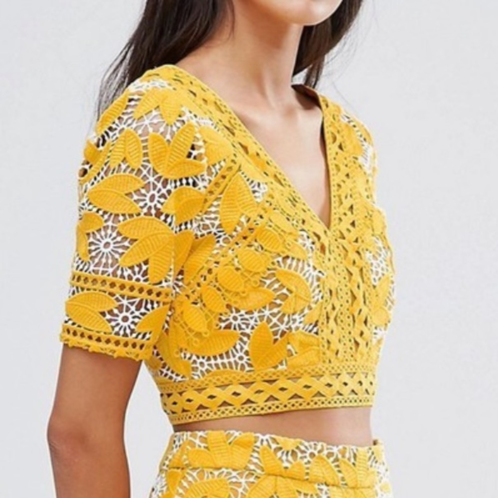 Aijek yellow / marigold short sleeve crop top in size 2